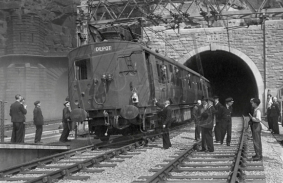 EMU E59401 1954-06-03 Woodhead Station New Tunnel